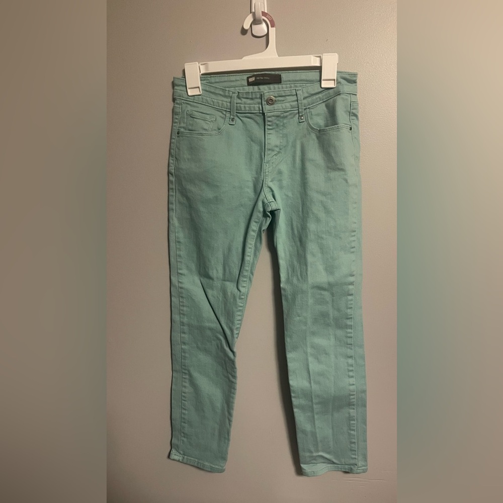 Dusty beryl green (mint green) mid-rise Levi’s skinny cropped jeans